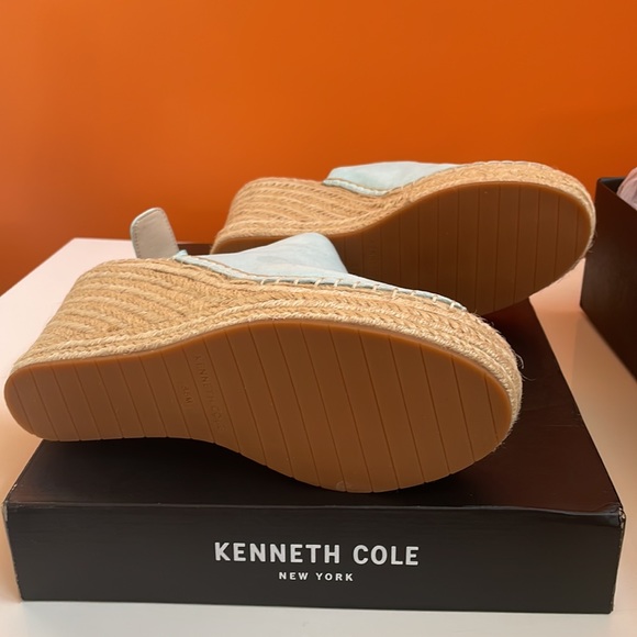 Platform wedged - Picture 3 of 6